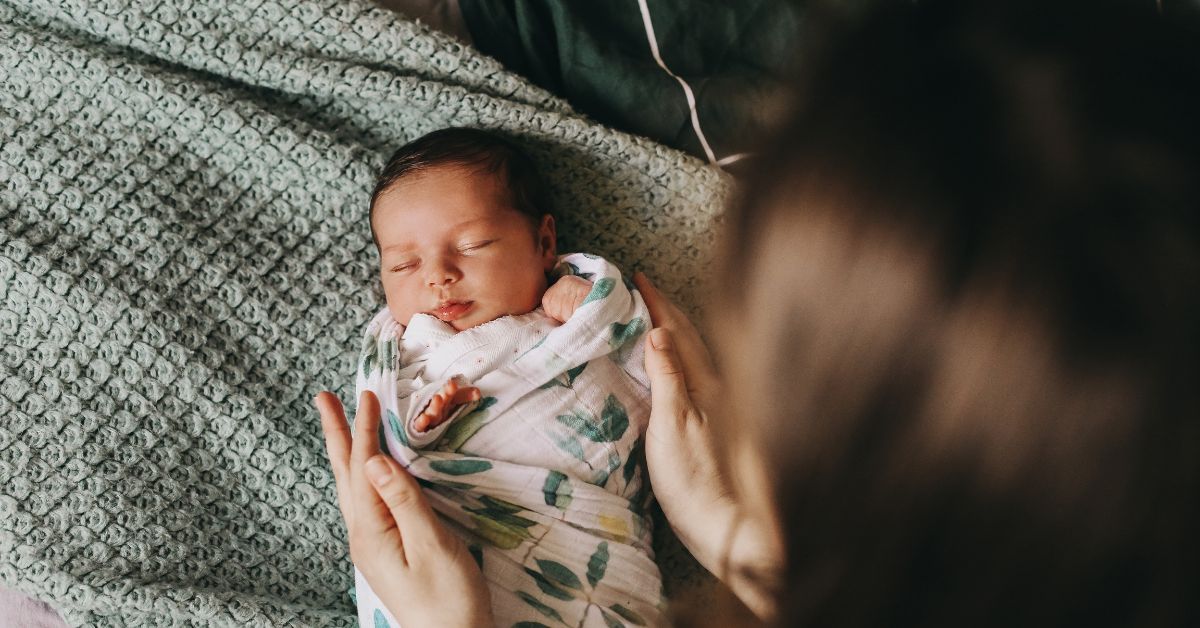 Swaddling : Types, Methods, Precautions and Safety Tips For Parents